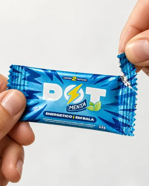 Mãos abrindo o sachê da DOT