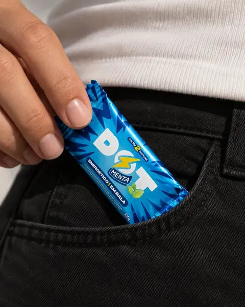 Sachê da DOT no bolso da calça